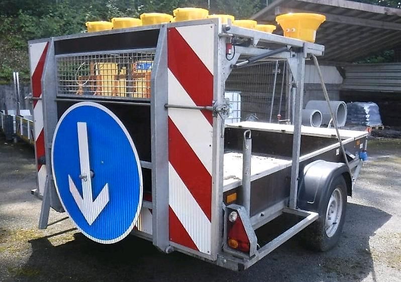 Nissen Absperrtafel VZ616 FAT Verkehrsleittafel Verkehrssicherungsanhänger Verkehrsleitanhänger Sperrwand Fahrbare Absperrtafel Horizont