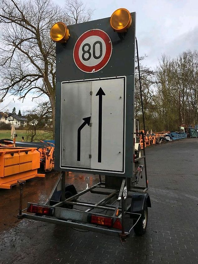 Nissen Vorwarntafel VLT Warntafel Verkehrsleittafel Verkehrsleitanhänger Verkehrssicherungsanhänger Absperrtafel Sperrwand Horizont VWT E Trebbiner